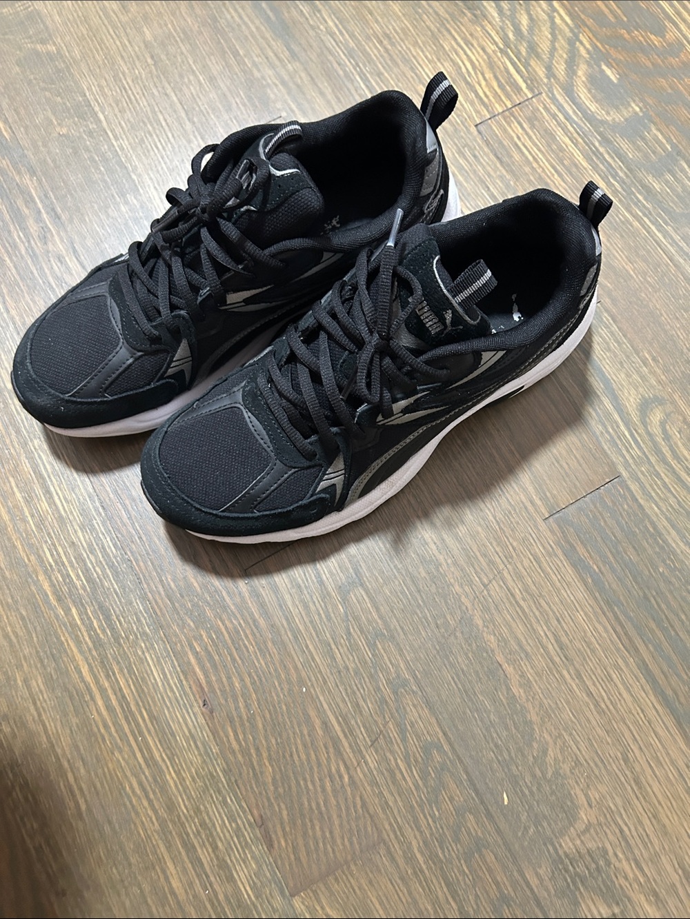 Puma Men's Black and White Lightweight Sneakers